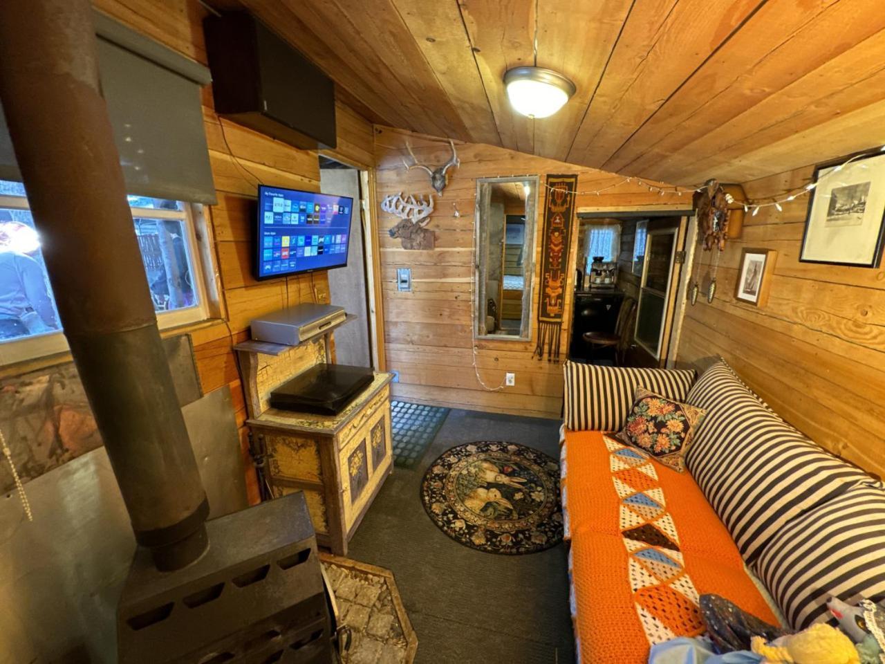 Rustic Cozy Cabin With Hot Tub Bragg Creek Εξωτερικό φωτογραφία